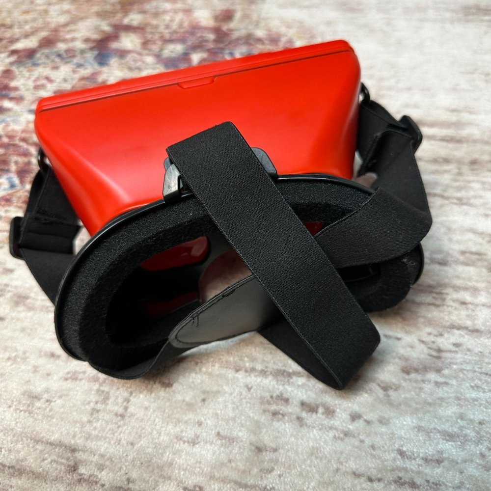 New Balance Virtual Reality Headset In Great Condition!! - Picture 3 of 5